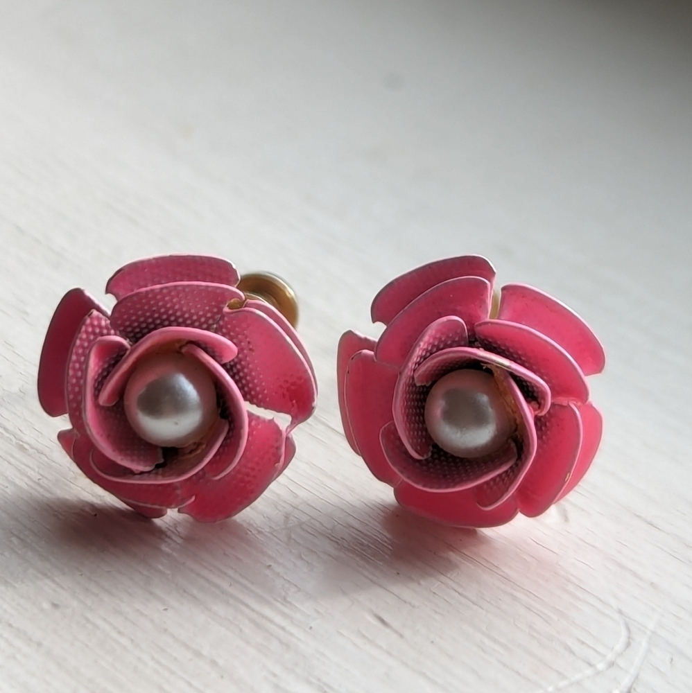 🩷 Vintage pink enamel roses with faux pearl in center screw back earring